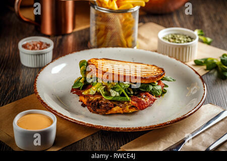 Estratto di maiale barbecue sandwich con baby spinaci Foto Stock