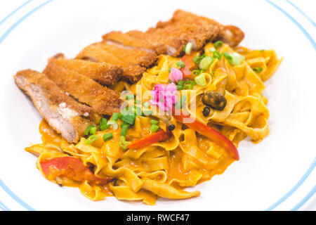 Tagliatelle fatte in casa con Katsu Pollo e curry giapponese Foto Stock