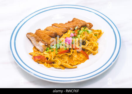 Tagliatelle fatte in casa con Katsu Pollo e curry giapponese Foto Stock