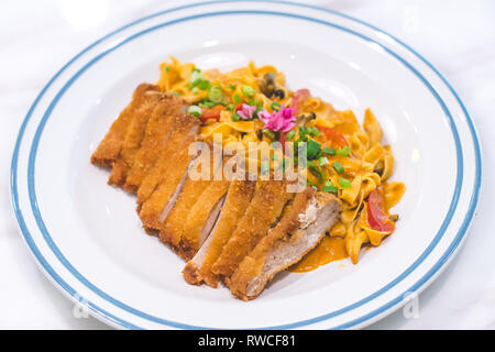 Tagliatelle fatte in casa con Katsu Pollo e curry giapponese Foto Stock