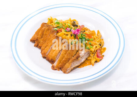 Tagliatelle fatte in casa con Katsu Pollo e curry giapponese Foto Stock