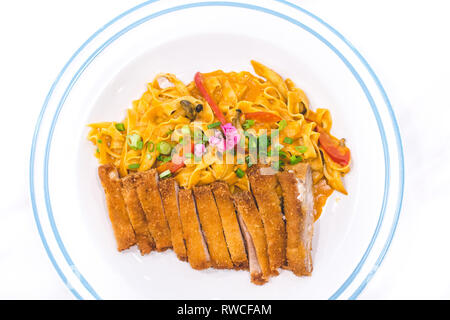 Tagliatelle fatte in casa con Katsu Pollo e curry giapponese Foto Stock