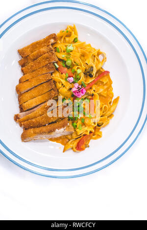 Tagliatelle fatte in casa con Katsu Pollo e curry giapponese Foto Stock