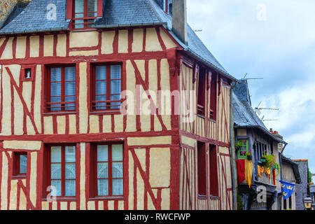 Belle strade con case colombage nella famosa città di Dinan. La Normandia, Francia Foto Stock