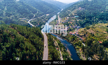 Vista aerea di Los Peares e la confluenza del Rio Miño e il fiume Sil Lugo Spagna Foto Stock