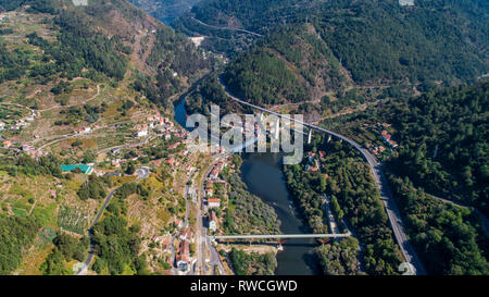 Vista aerea di Los Peares e la confluenza del Rio Miño e il fiume Sil Lugo Spagna Foto Stock