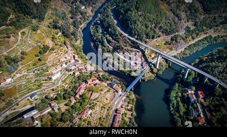 Vista aerea di Los Peares e la confluenza del Rio Miño e il fiume Sil Lugo Spagna Foto Stock