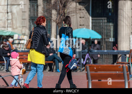 La gente che camminava per strada in città. La gente reale. Vista da dietro. Foto Stock