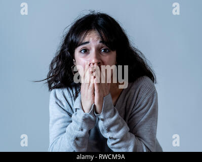 Close up ritratto di paura e scioccato giovane donna la ricezione di cattive notizie e guardando con timore nei suoi occhi qualcosa di spaventoso. Persone e expressi umana Foto Stock