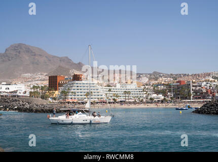 Yacht di entrare nel porto turistico di Puerto Colon Costa Adeje, Tenerife Foto Stock
