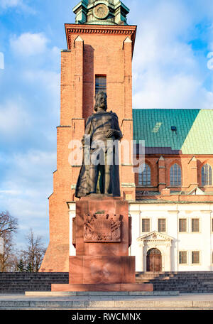 Gniezno / Polonia - Re statua, monumento. Città vecchia - la cattedrale e la città - Architettura della prima capitale polacca. Foto Stock