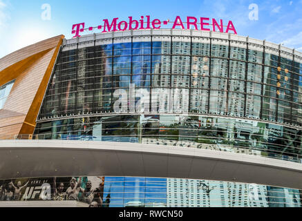 LAS VEGAS, NV, Stati Uniti d'America - Febbraio 2019: ampio angolo di vista esterna della T Mobile Arena di Las Vegas. Essa è la casa dei cavalieri d'oro di hockey. Foto Stock