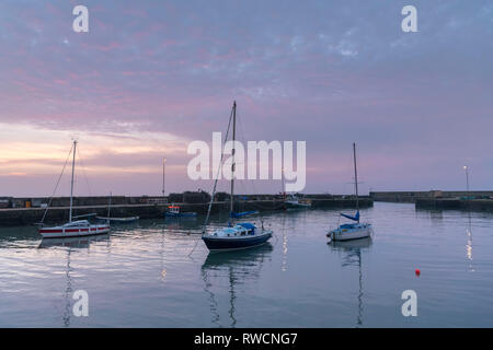 Barche ormeggiate nel porto nel villaggio di pescatori di Gourdon all alba di una tranquilla mattina Foto Stock