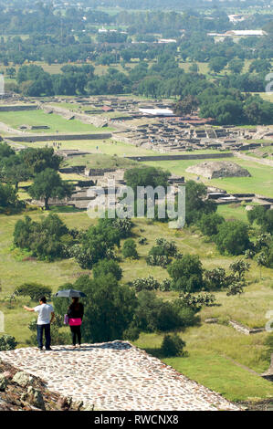 Un paio di camminare sulla piramide del sole e ammirare il paesaggio a Teotihuacan, Messico Foto Stock