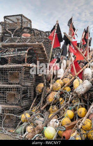 Un colorato pila di Attrezzatura di sulla banchina in un'Aberdeenshire Villaggio di Pescatori Foto Stock