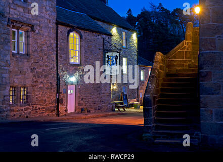 Il Signore Crewe Arms al crepuscolo, Blanchland, Northumberland, England Regno Unito Foto Stock