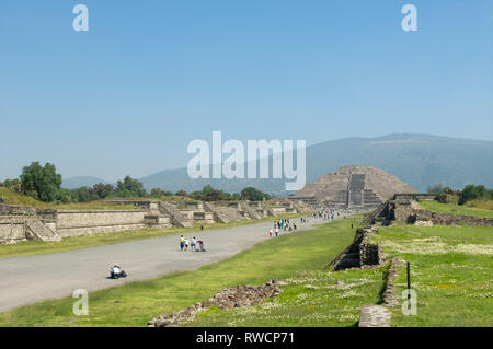 I turisti a piedi sul Viale dei Morti e la vista della Piramide della Luna a Teotihuacan, Messico Foto Stock