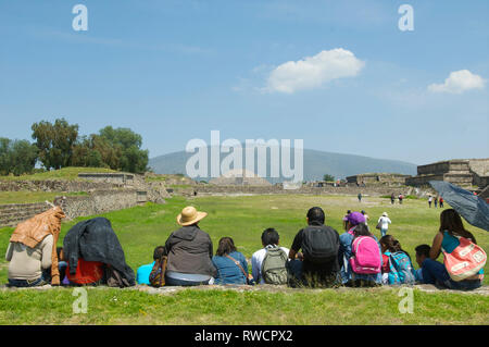 Vista della Piramide del sole e la gente a piedi ed in appoggio sul Viale dei Morti con i turisti a Teotihuacan, Messico Foto Stock