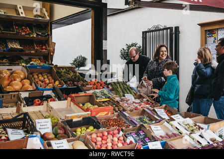 London, Regno Unito - 2 Marzo 2019: la gente acquistare frutta e verdura a Hampstead centro comunitario nel mercato Hampstead, un affluente area residenziale di Lond Foto Stock