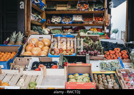 London, Regno Unito - 2 Marzo 2019: la frutta e le verdure fresche in vendita a Hampstead centro comunitario nel mercato Hampstead, un affluente area residenziale di L Foto Stock