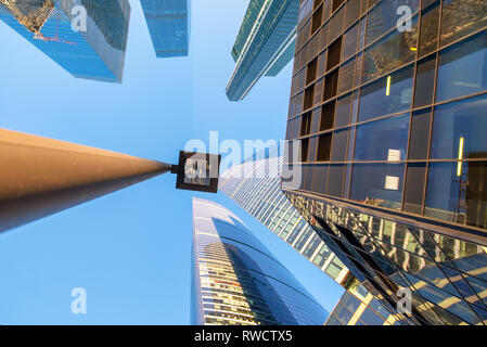 Vista prospettica dal basso la vista sul quartiere degli affari di grattacieli Foto Stock