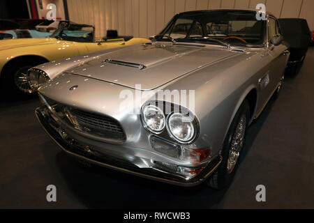 Tre quarti di vista frontale di un argento, 1966, Maserati Sebring serie 2, sul display nella zona paddock del 2019 London Classic Car Show Foto Stock