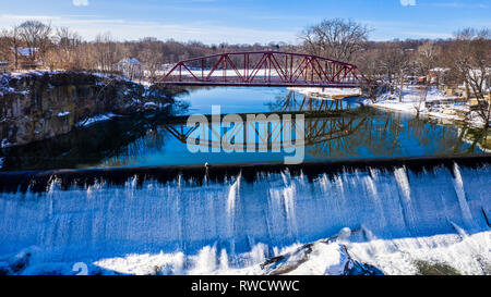 Ponte su Esopus Creek, cascata Saugerties, Ulster County, NY, STATI UNITI D'AMERICA Foto Stock