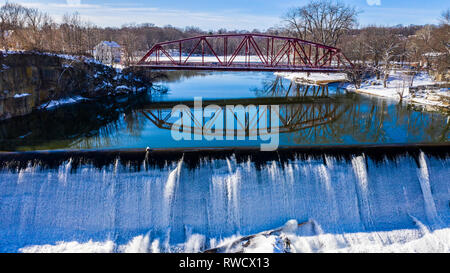 Ponte su Esopus Creek, cascata Saugerties, Ulster County, NY, STATI UNITI D'AMERICA Foto Stock