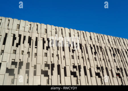 Negli anni settanta decorativi progettazione concreta sul lato del parcheggio a più piani per i mozziconi nel centro di Reading, Berkshire, ora noto come Broad Street ma Foto Stock