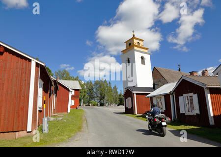 Gammelstad, Svezia - Luglio 19, 2016: vista del piccolo dipinto di rosso cottages nel mondo theUNESCO herritage Gammelstad chiesa cittadina nei pressi di Lulea città. Foto Stock