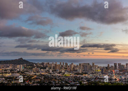 Una vista dall'alto di Honolulu da tantalo drive lookout. Foto Stock
