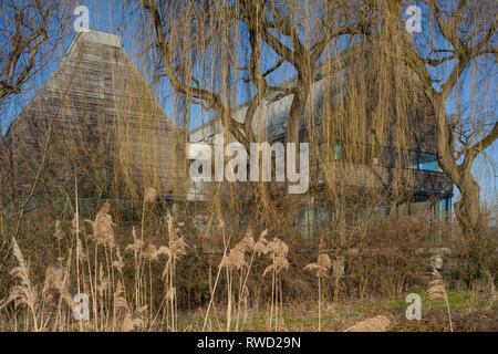 La quercia clad River & Rowing Museum si fonde nel paesaggio invernale a Henley-on-Thames, disegnato da David Chipperfield Architects. Foto Stock