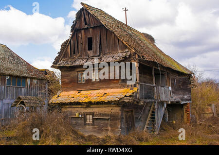 Un tradizionale abbandonato casa in legno nel piccolo villaggio di Suvoj in Sisak-Moslavina County, Croazia centrale Foto Stock