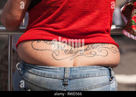 Il grasso si blocca come una donna che indossa la sua jeans stretti alla nazionale di Puerto Rican Day Parade di New York Foto Stock