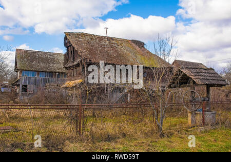 Abbandonate case tradizionali nel piccolo villaggio di Suvoj in Sisak-Moslavina County, Croazia centrale Foto Stock