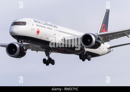 Air Canada Boeing 787 Dreamliner aereo di linea atterraggio all'aeroporto di Londra Heathrow, Regno Unito Foto Stock