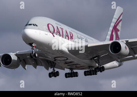 Qatar Airways Airbus A380 aereo di linea A7-API atterraggio all'aeroporto di Londra Heathrow, Regno Unito Foto Stock