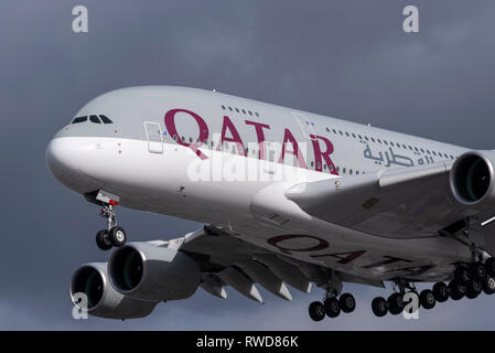 Qatar Airways Airbus A380 aereo di linea A7-API atterraggio all'aeroporto di Londra Heathrow, Regno Unito Foto Stock