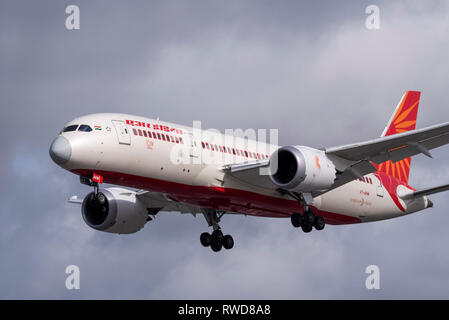 Air India Boeing 787 Dreamliner aereo di linea VT-ANW atterraggio all'aeroporto di Londra Heathrow, Regno Unito Foto Stock