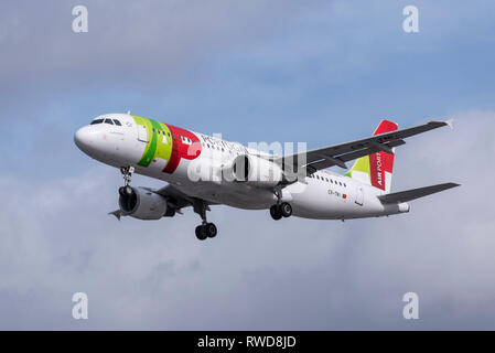 TAP Air Portugal Airbus A320 aereo di linea CS-TNI atterra all'aeroporto di Londra Heathrow, Regno Unito. Si chiama Aquilino Ribeiro Foto Stock
