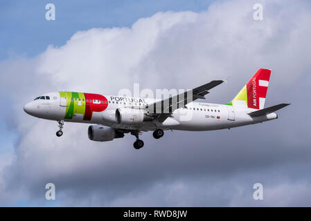 TAP Air Portugal Airbus A320 aereo di linea CS-TNI atterra all'aeroporto di Londra Heathrow, Regno Unito. Si chiama Aquilino Ribeiro Foto Stock