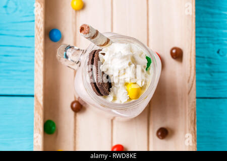 Fragole fresche frappè sul tavolo blu. Foto Stock