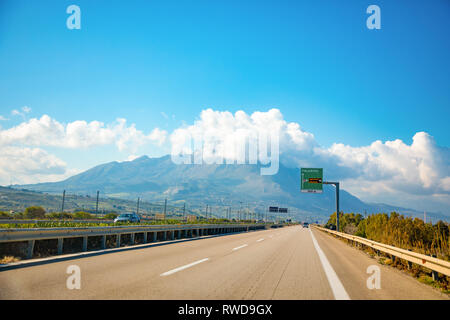 Sicilia Italia - 06.02.2019: Panorama vista dall'autostrada verso Plermo sulla montagna in Sicilia Isola, Italia Foto Stock