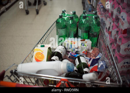 Un carrello della spesa pieno di shopping si trova in un corridoio del supermercato, a Londra, in Gran Bretagna il 3 marzo 2019. John Voos - TSL Foto Stock