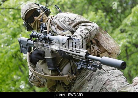 Berretti Verdi U.S. Esercito Forze Speciali gruppo sniper in azione. Foto Stock
