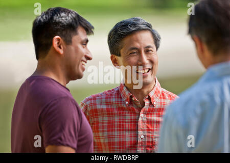 Happy amici parlando nel parco. Foto Stock