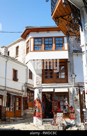 Argirocastro, Albania - Marzo, 2019: Downtown di Argirocastro, un sito Patrimonio Mondiale dell'UNESCO in Albania, Vecchio Bazar ottomano Foto Stock