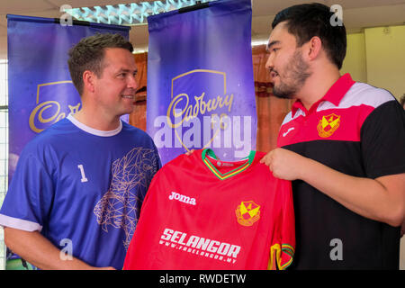 Football Association di Selangor (FAS) presidente Tengku Amir sultano Shah Sharafuddin Idris Shah visto dare un calcio Selangor jersey come un souvenir di Michael Owen durante la sua visita. Michael Owen ex Inghilterra star del calcio internazionale è stata in Malesia per una visita promozionale e di condividere i suoi suggerimenti e le esperienze con la Selangor U-19 team organizzato dal Cadbury. Foto Stock