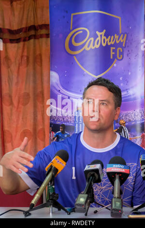 Michael Owen ex Inghilterra stella vista parlando durante una conferenza stampa. Michael Owen ex Inghilterra star del calcio internazionale è stata in Malesia per una visita promozionale e di condividere i suoi suggerimenti e le esperienze con la Selangor U-19 team organizzato dal Cadbury. Foto Stock