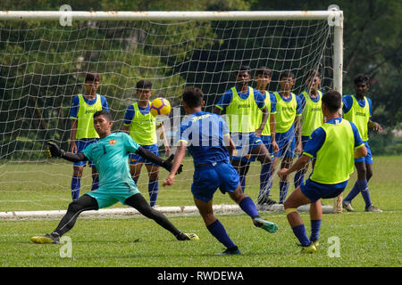 Selangor U-19 i giocatori di calcio sono visto in azione durante la sessione di formazione. Michael Owen ex Inghilterra star del calcio internazionale è stata in Malesia per una visita promozionale e di condividere i suoi suggerimenti e le esperienze con la Selangor U-19 team organizzato dal Cadbury. Foto Stock